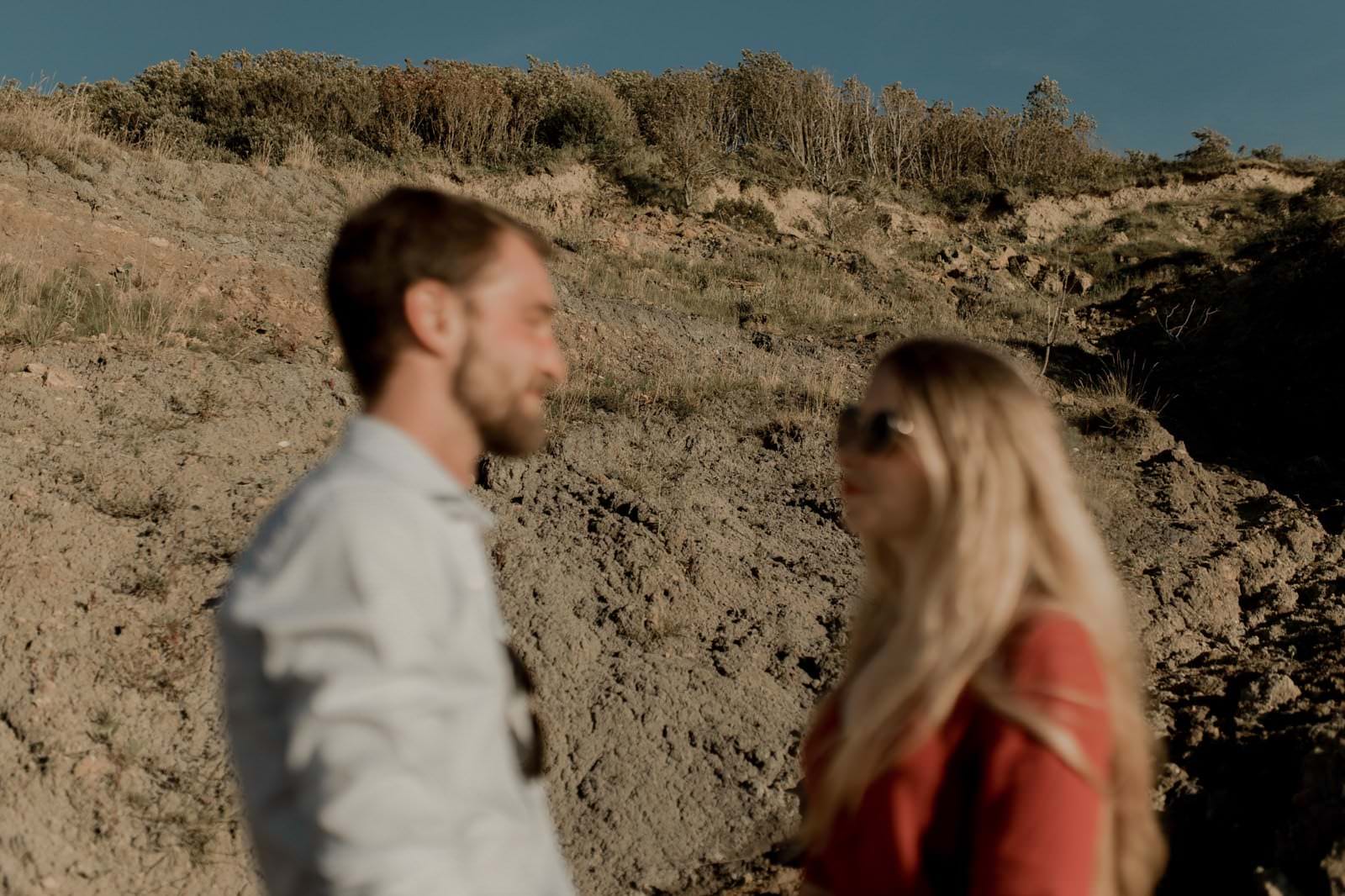 photographe vidéaste couple amoureux plage normandie engagement