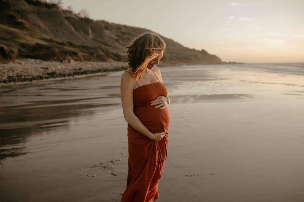 séance photo grossesse enceinte ventre rond plage normandie