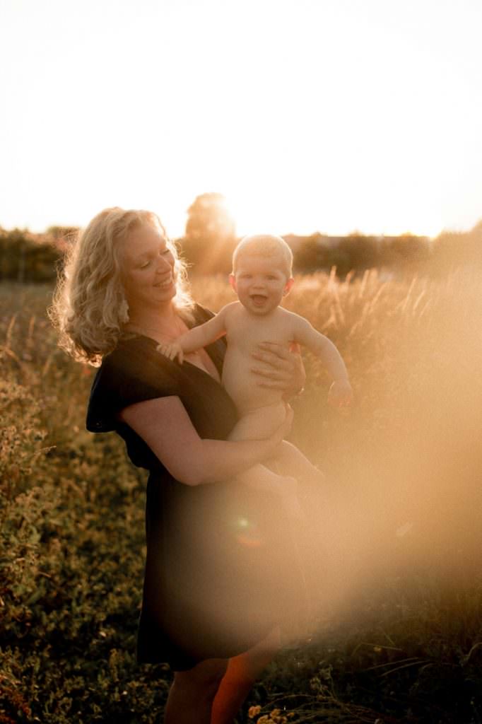 typhaine photographe bébé caen calvados normandie peau à peau coucher soleil intimiste