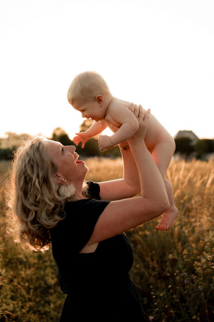 typhaine photographe bébé caen calvados normandie peau à peau coucher soleil intimiste